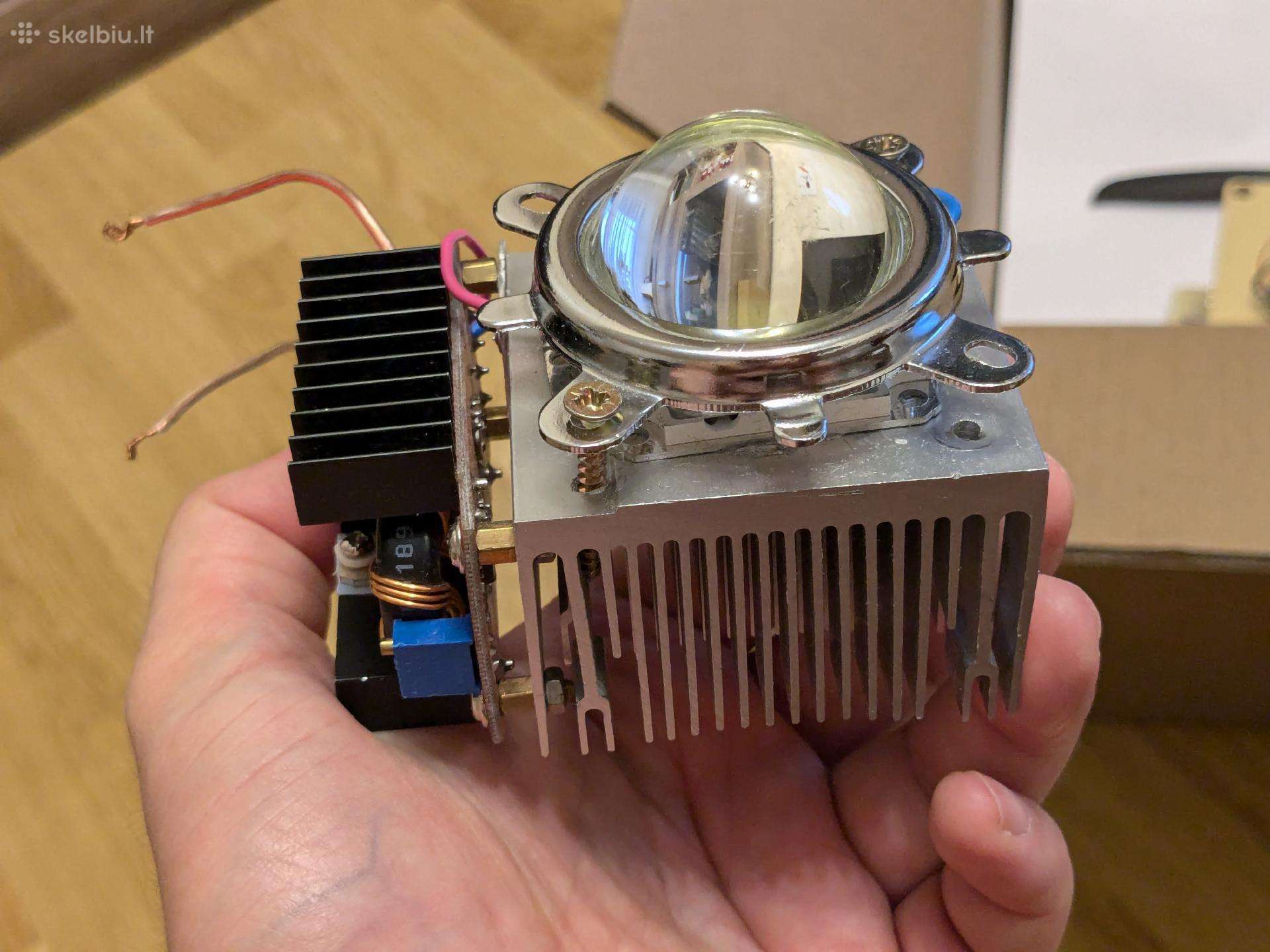 Galingas LED su lešiu ir konverteriu.