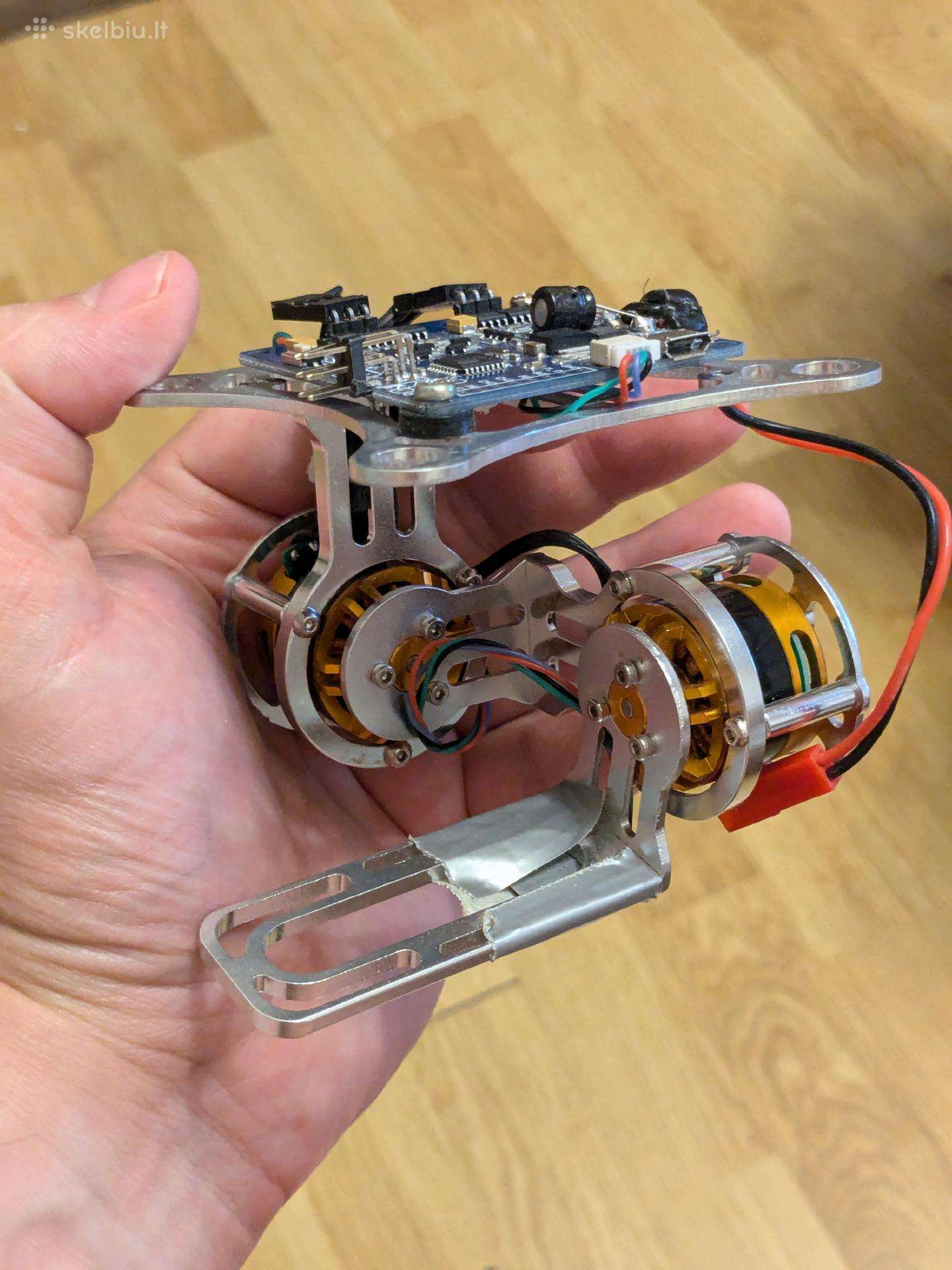 Dviejų ašių kameros stabilizatorius