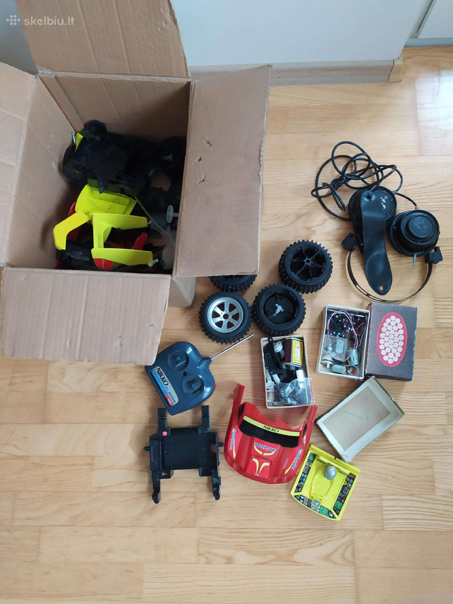 Nikko Deceftos renkamas pultu valdomas automobilis